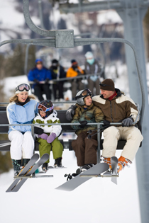 Skiurlaub für Familien: Skigebiete, Ausrüstung und Reiseapotheke