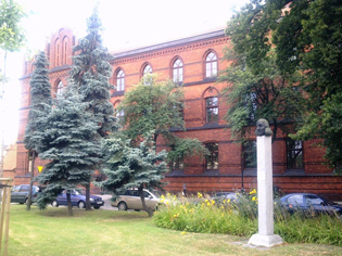 Kopernikusplatz mit dem Denkmal von Nikolaus Kopernikus und die Kathedralschule