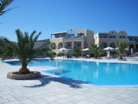 Blick auf einen Pool des Santo Mira Mare Resorts