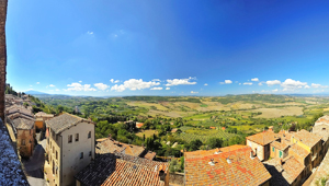 Atemberaubender Blick von der Piazza San Francesco auf das Val d'Orcia